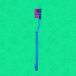 Perspectiva lateral de cepillo dental Floppy cristal con mango color azul