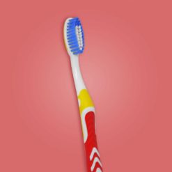 Cepillo de dientes con mango bicomoponente para adultos color rojo