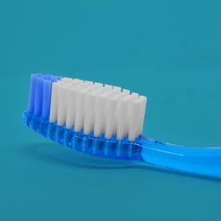 Detalle de la cabeza de cepillo dental color azul traslucido