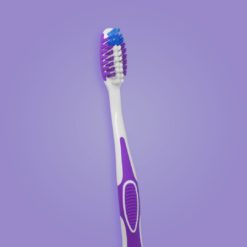 Cepillo dental para adultos con cerdas multinivel color morado