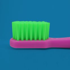 Detalle de cabeza y cerdas de cepillo dental para adultos con cabeza pequeña