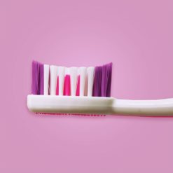 enfoque del corte curvo del cepillo dental para adultos