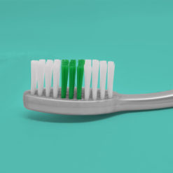 cabeza del cepillo dental bicolor con detalle del corte de las cerdas