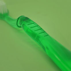 Detalle del mango de cepillo dental color verde traslucido