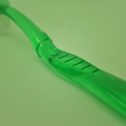Detalle del mango posterior de cepillo dental color verde traslucido