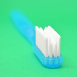 Cepillo dental de ortodoncia translúcido en detalle del corte de las cerdas en 