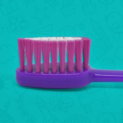 Detalle cercano de corte de cerdas de cepillo dental infantil