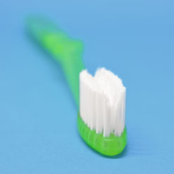 detalle en zoom de corte especializado de cepillo dental para ortodoncia