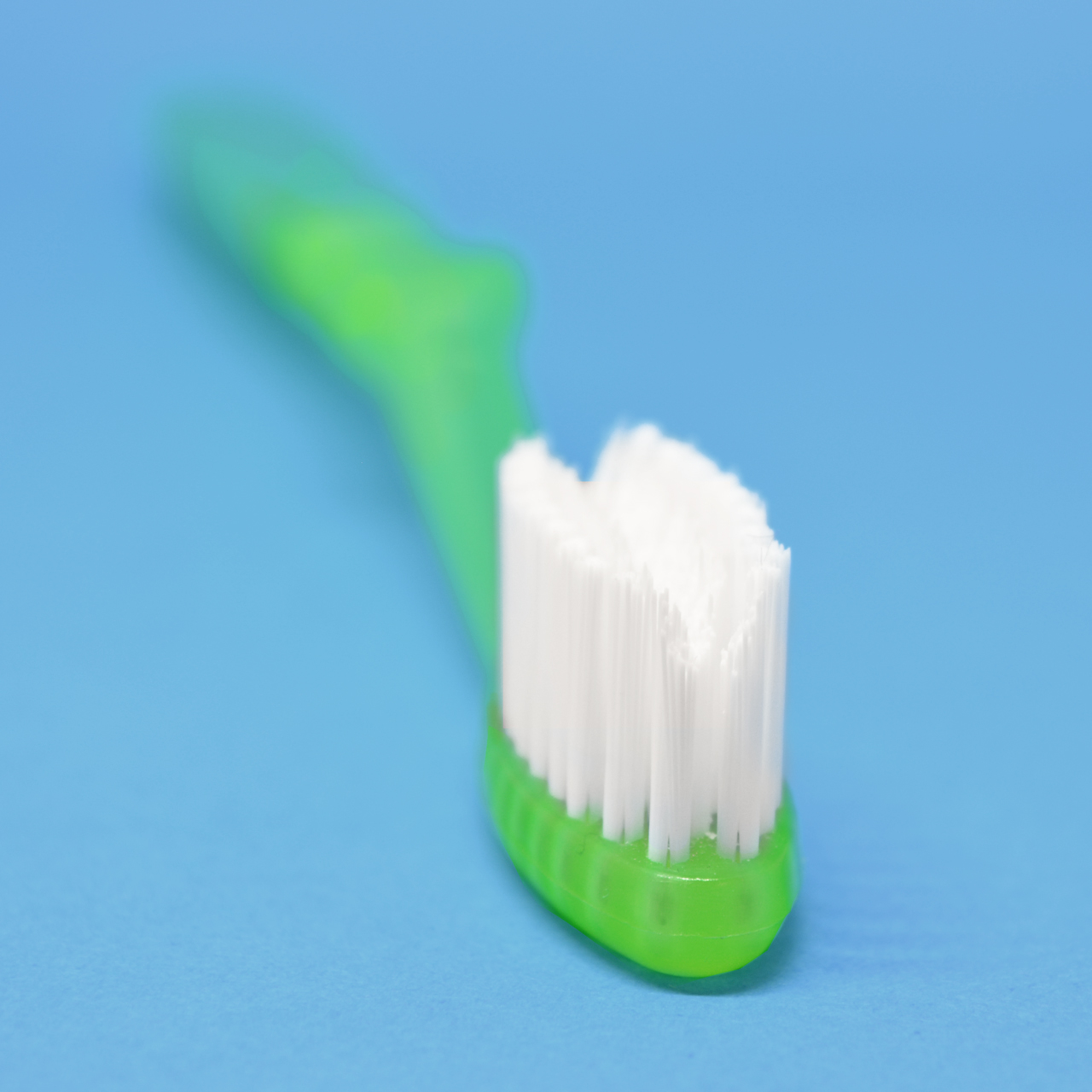 detalle en zoom de corte especializado de cepillo dental para ortodoncia