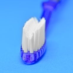 Detalle del corte de cerdas de cepillo dental de ortodoncia para adultos