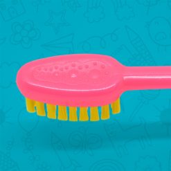 Detalle cercano de limpiador de lengua cepillo dental infantil