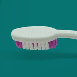 Detalle de limpiador de lengua de cepillo dental para adultos