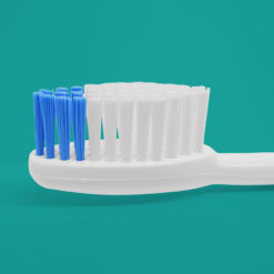 Detalle corte de cerdas recto de cepillo dental para adultos