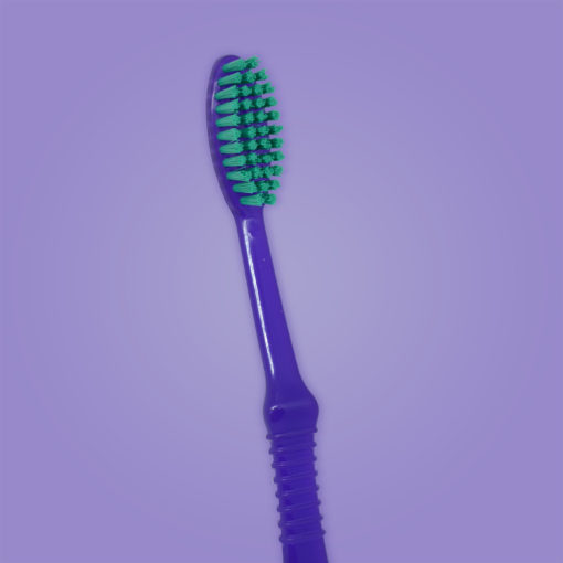 Cepillo dental teen suave mango color púrpura.