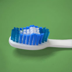 Detalle de corte cepillo dental para adultos en corte zig zag