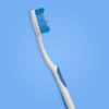 Cepillo dental para adultos con corte zig zag color azul de detalles