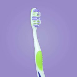 Perspectiva de mango color púrpura de cepillo dental para adultos