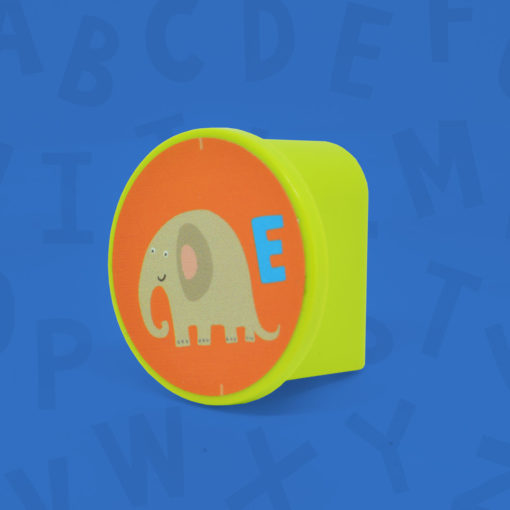 Perspectiva de protector de cerdas de cepillo de dientes infantil con figura de elefante