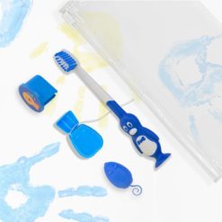 kit odontológico K249 color azul para niños con cepillo dental pingüino