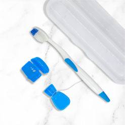 imagen de contexto de todos los insumos de higiene oral de kit odontologico K154 color azul