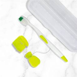 imagen de contexto de todos los insumos de higiene oral de kit odontologico K154 color verde