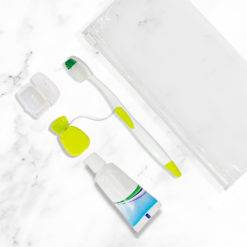 imagen de contexto de insumos de kit de higiene oral para adultos K243 color verde