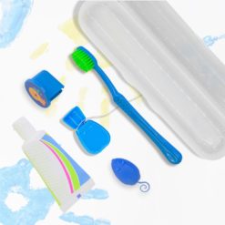 imagen en contexto color azul de kit odontologico infantil en estuche