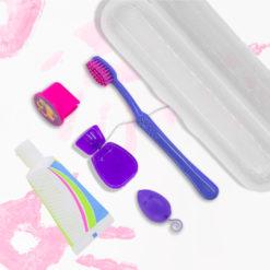 imagen en contexto color púrpura de kit odontologico infantil en estuche