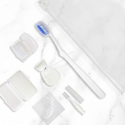 Perspectiva en contexto de insumos de kit de ortodoncia K221 color blanco