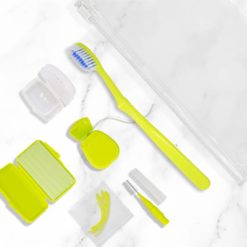 Perspectiva en contexto de insumos de kit de ortodoncia K221 color verde