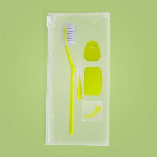 kit de ortodoncia K221 en perspectiva de estuche flexible, insumos en color verde