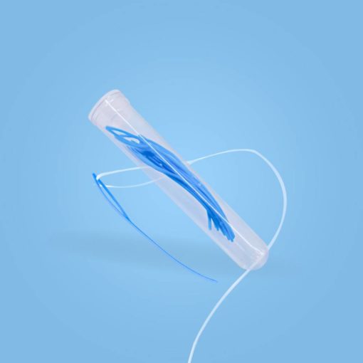 imagen de detalle de enhebrador dental color azul