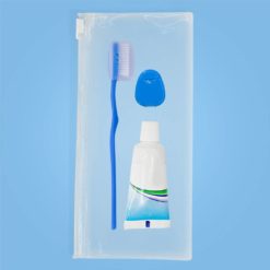 perspectiva en cartuchera de kit de higiene oral K242 para adultos color azul