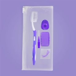 Perspectiva de kit de ortodoncia K220 en estuche, insumos color púrpura