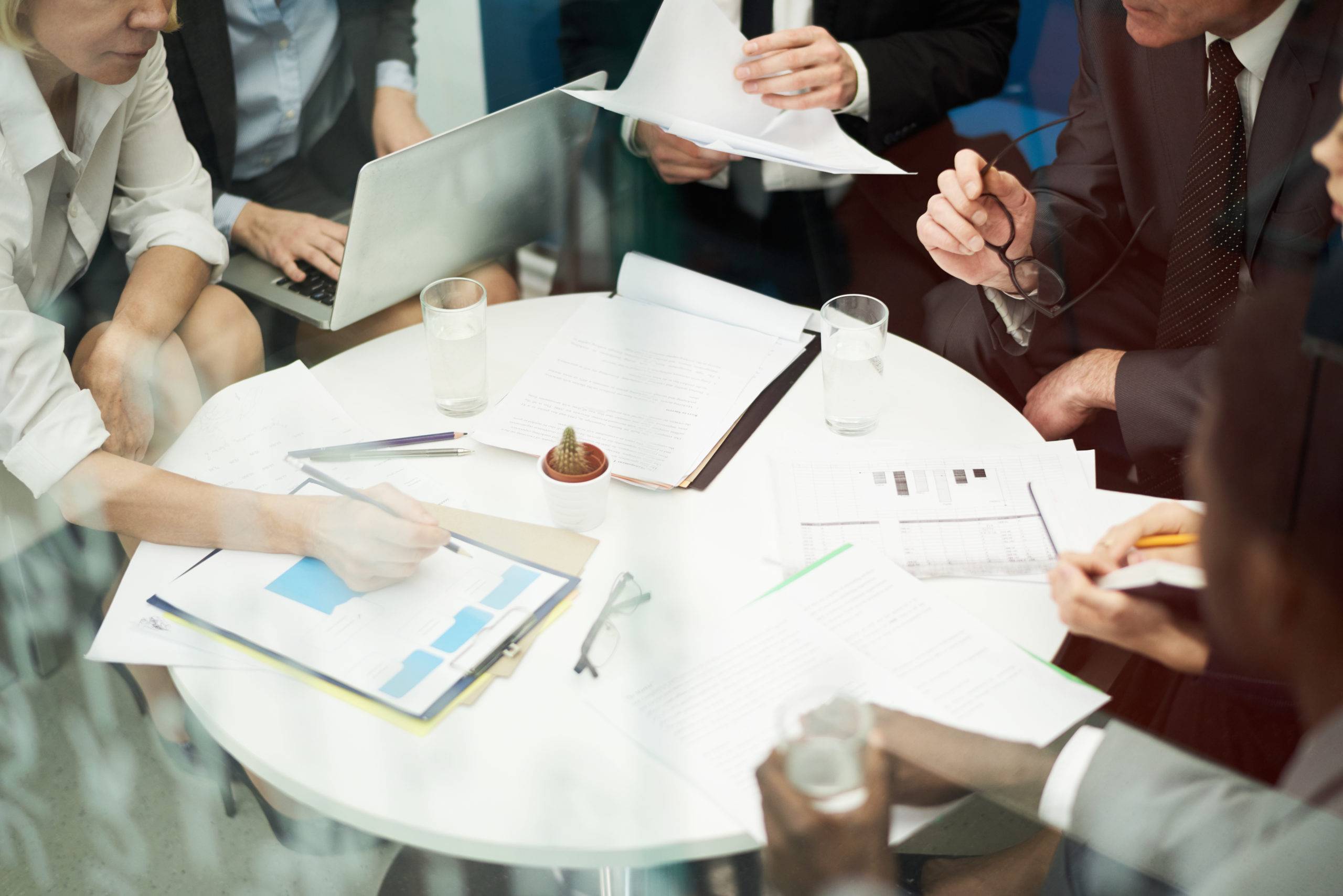 equipo de trabajo en reunión (extraído de Envato)