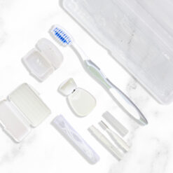 imagen de contexto kit de higiene oral K244 color blanco
